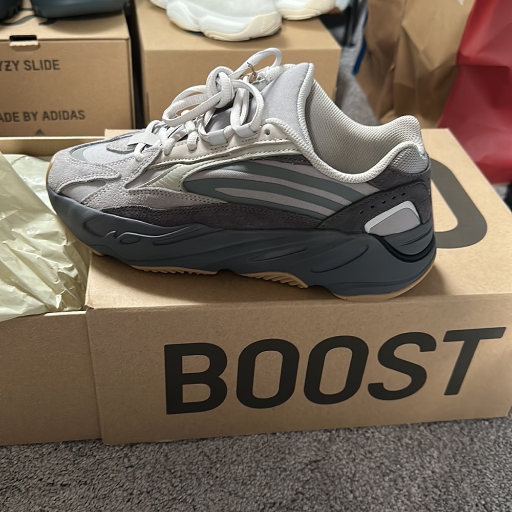 ❤️SOLD❤️ Yeezy 700 V2 Tephra